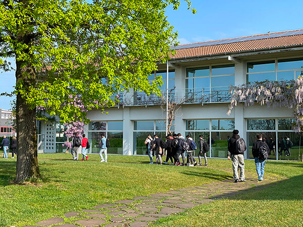 Students from the technical high school "E. Fermi" in Mantua visit Replica Sistemi